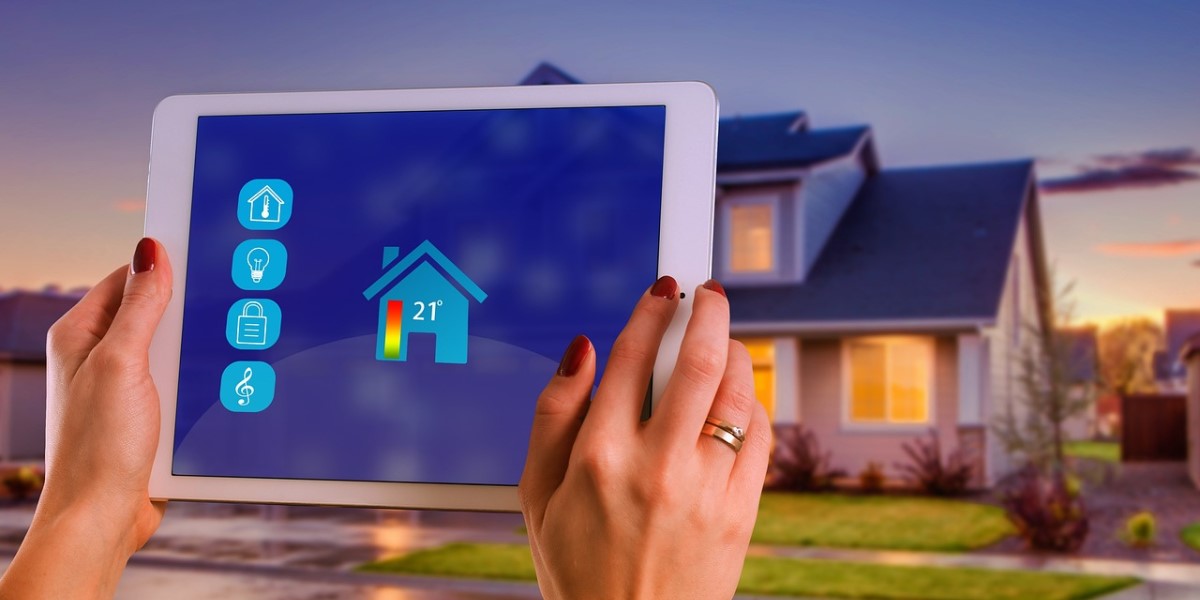 Smart Home Display mit Temperaturanzeige und Haus im Hintergrund